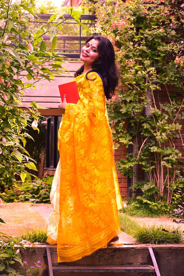 8 Sassy Saree Poses For To-Be Bride - | Saree photoshoot, Girl photo poses,  Beautiful girl photo